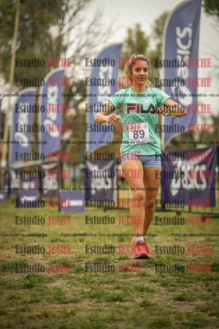 Fotos de la llegada del cross de 6000 m - running teams mujeres y varones