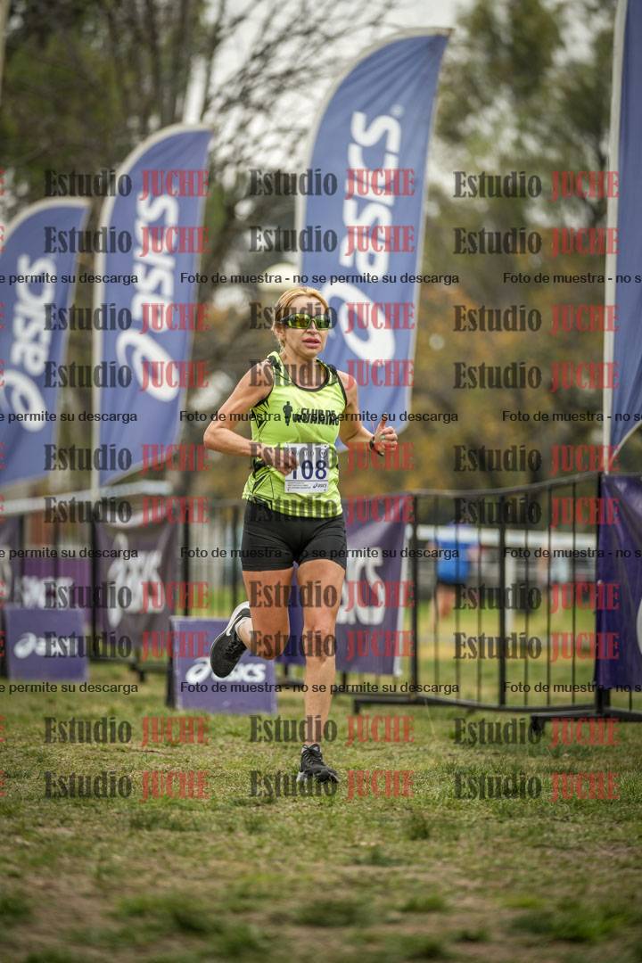 Fotos de la llegada del cross de 6000 m - running teams mujeres y varones