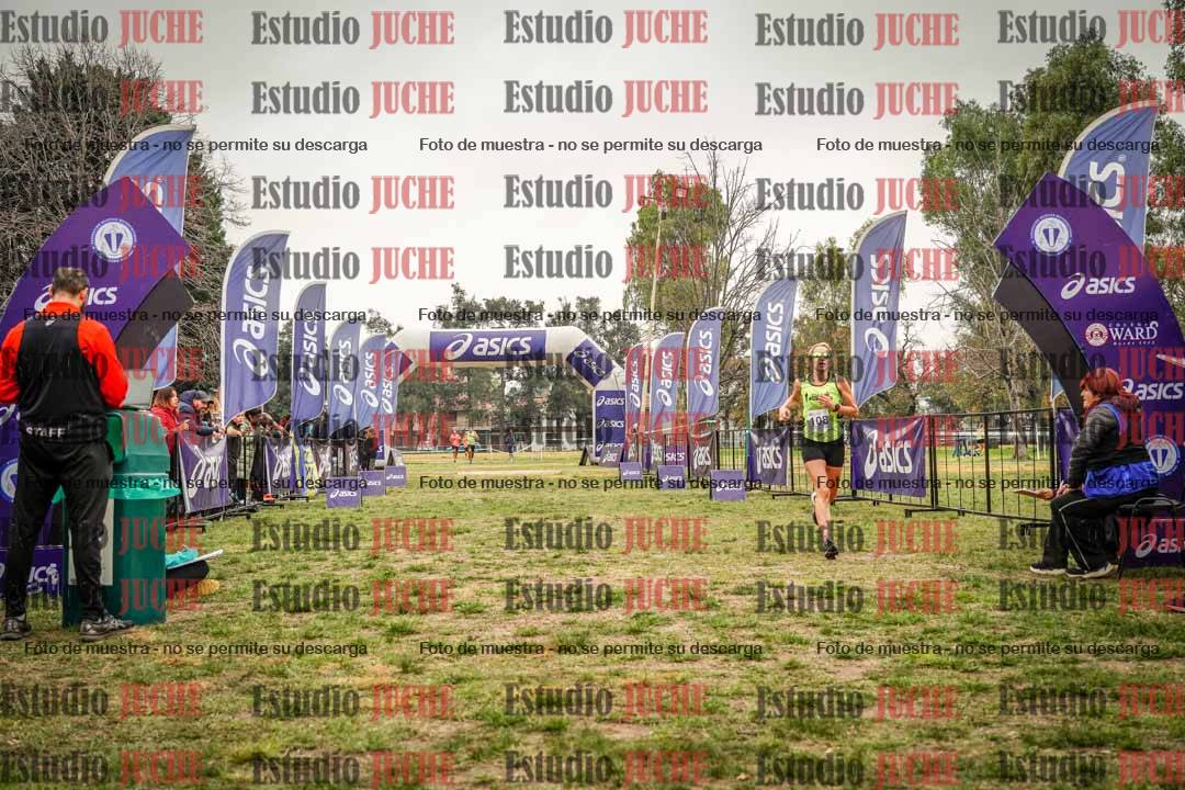 Fotos de la llegada del cross de 6000 m - running teams mujeres y varones