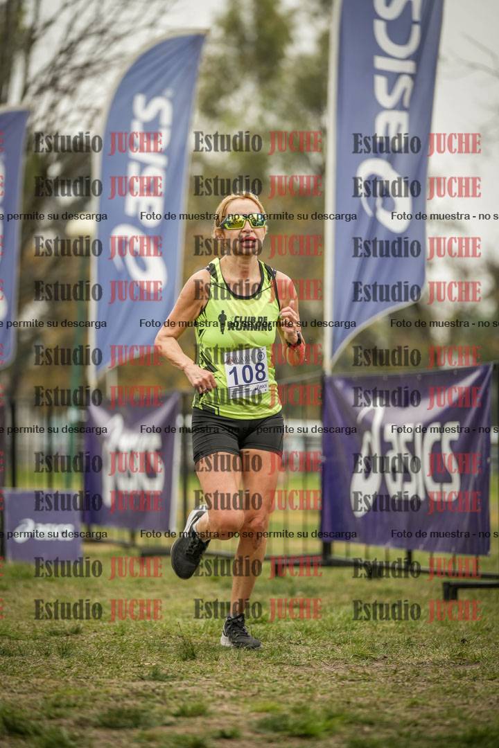 Fotos de la llegada del cross de 6000 m - running teams mujeres y varones
