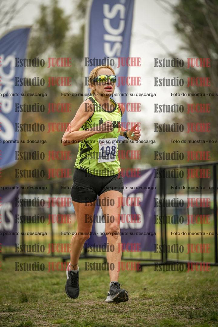 Fotos de la llegada del cross de 6000 m - running teams mujeres y varones