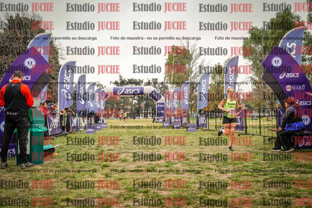 Fotos de la llegada del cross de 6000 m - running teams mujeres y varones