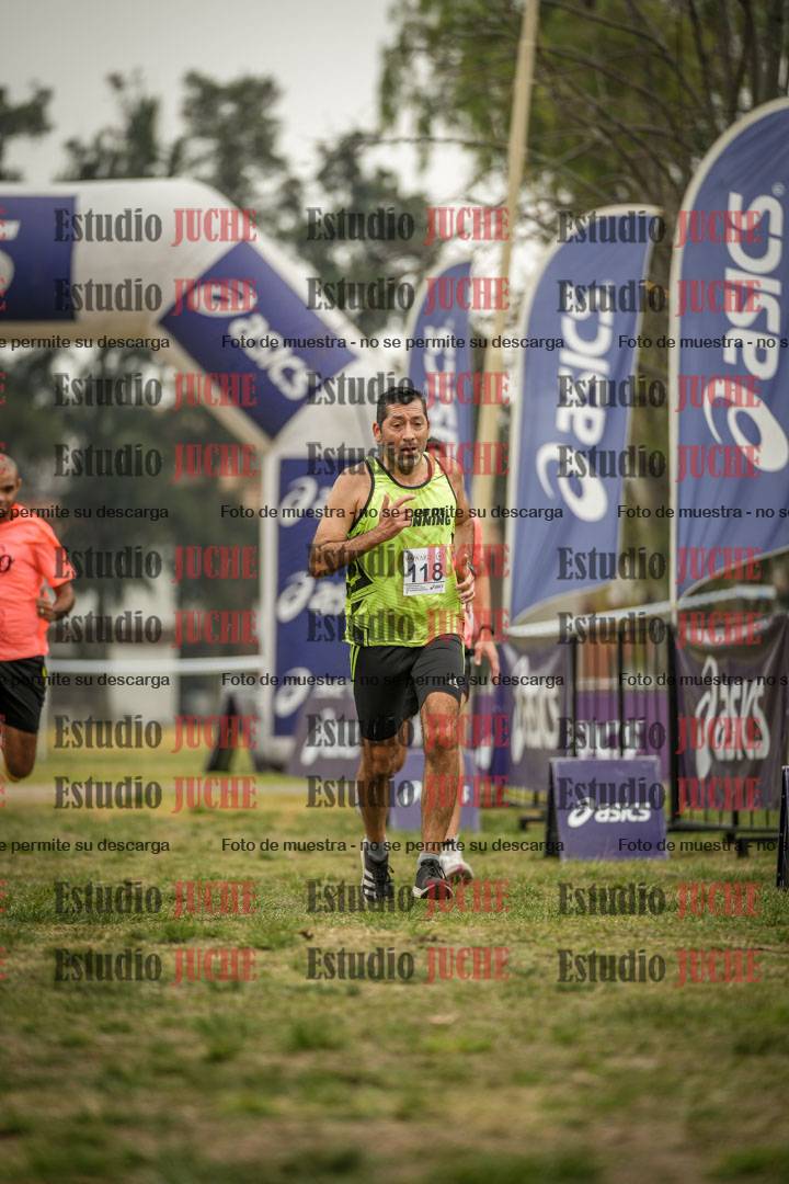 Fotos de la llegada del cross de 6000 m - running teams mujeres y varones