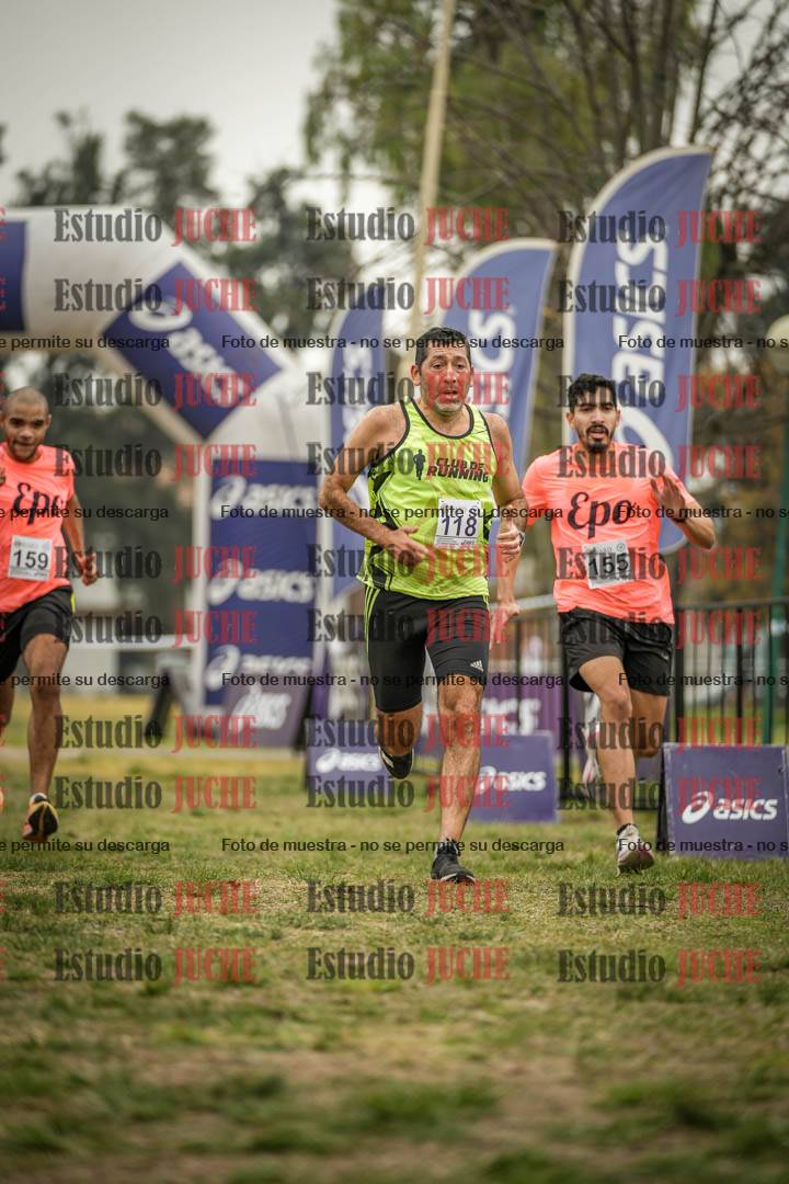Fotos de la llegada del cross de 6000 m - running teams mujeres y varones