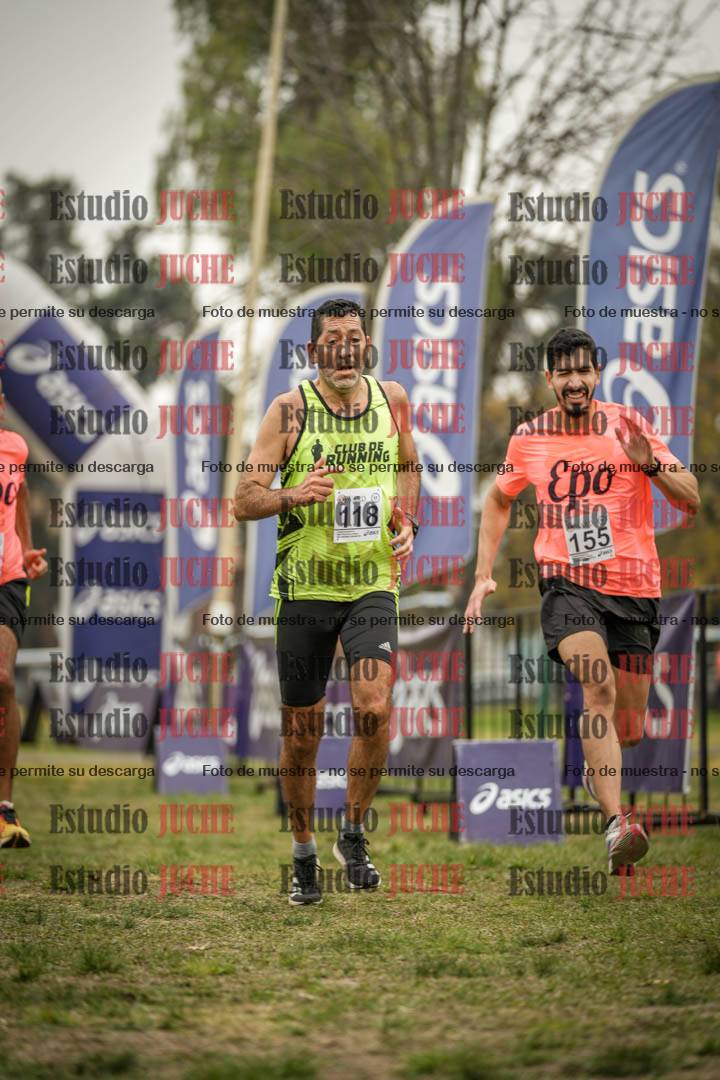 Fotos de la llegada del cross de 6000 m - running teams mujeres y varones