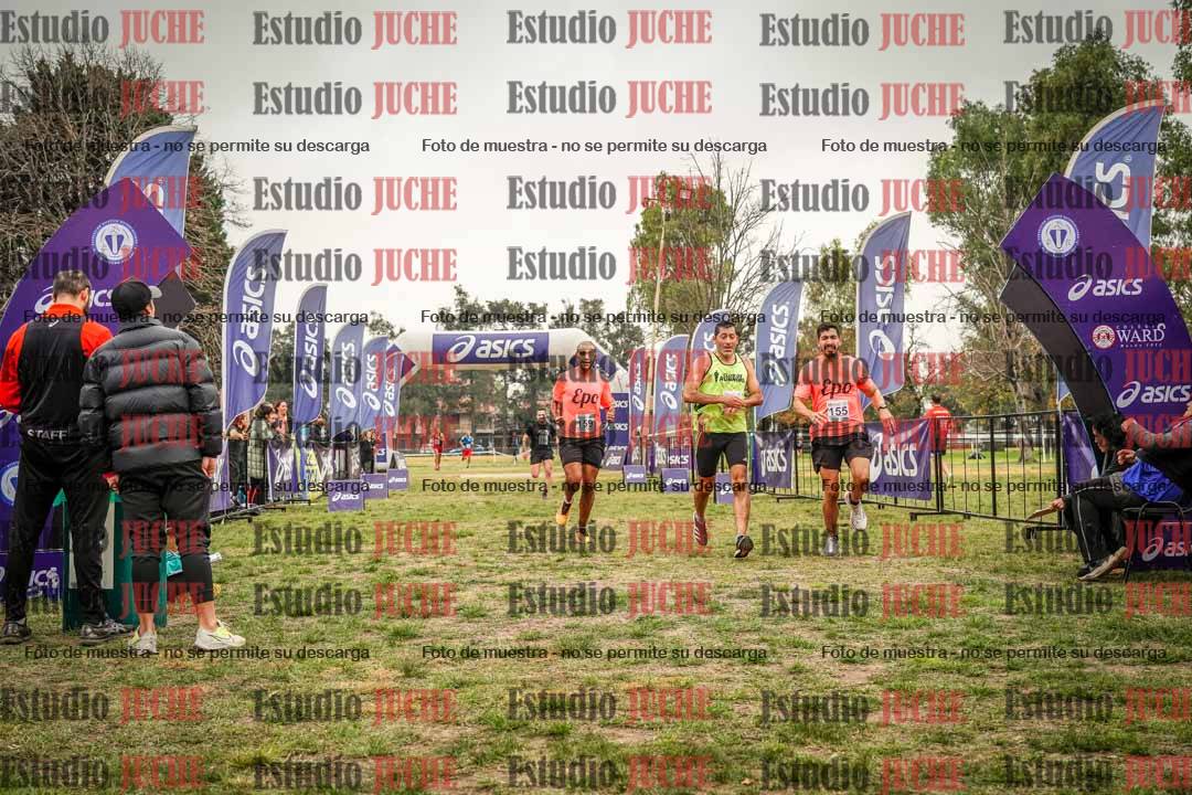 Fotos de la llegada del cross de 6000 m - running teams mujeres y varones