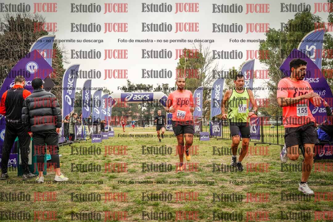 Fotos de la llegada del cross de 6000 m - running teams mujeres y varones