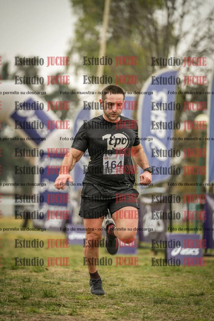 Fotos de la llegada del cross de 6000 m - running teams mujeres y varones