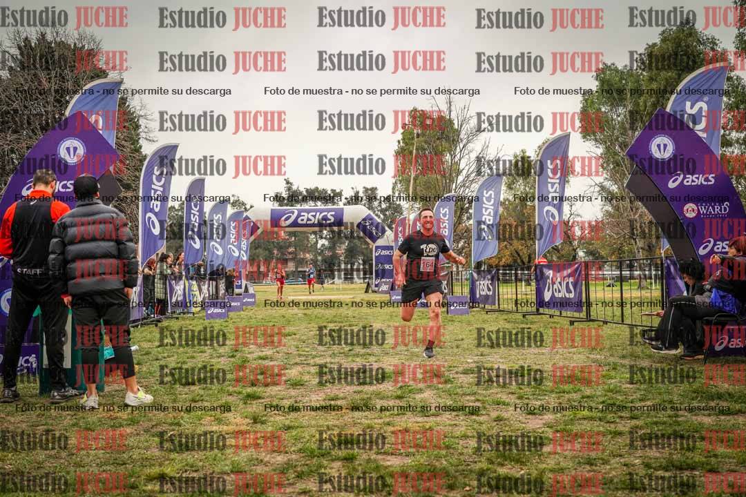 Fotos de la llegada del cross de 6000 m - running teams mujeres y varones