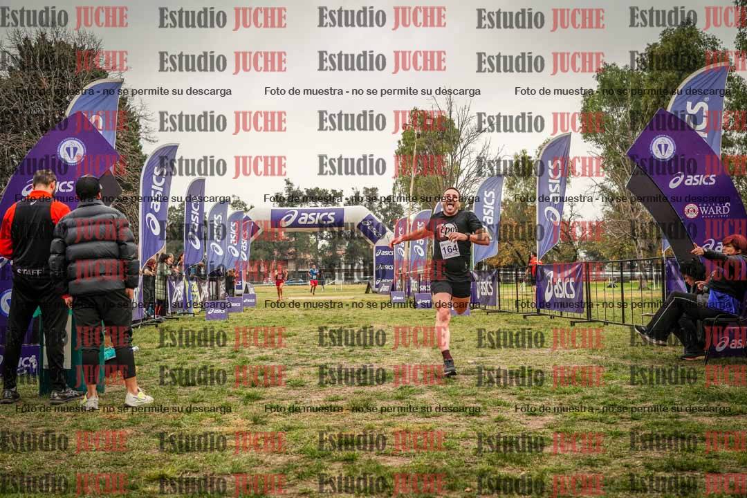 Fotos de la llegada del cross de 6000 m - running teams mujeres y varones