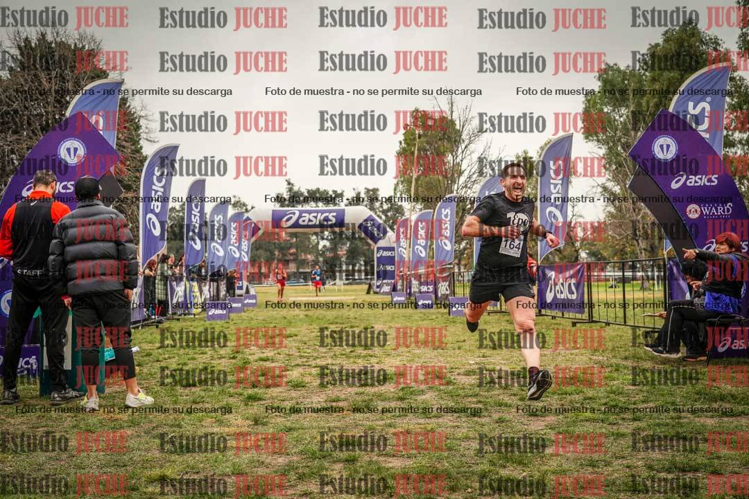 Fotos de la llegada del cross de 6000 m - running teams mujeres y varones