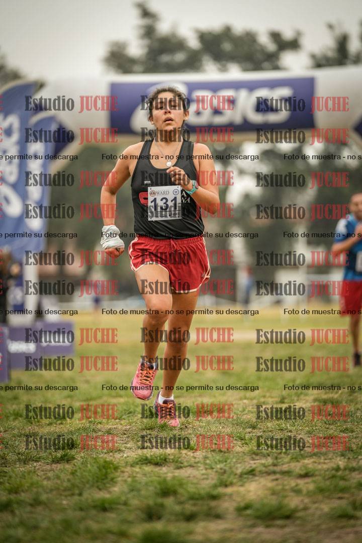 Fotos de la llegada del cross de 6000 m - running teams mujeres y varones