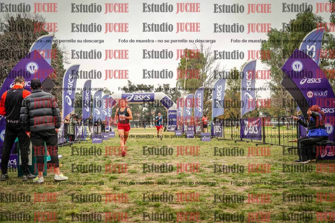 Fotos de la llegada del cross de 6000 m - running teams mujeres y varones