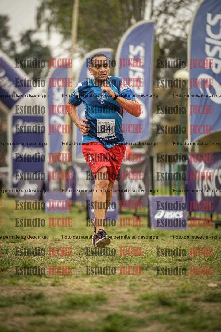 Fotos de la llegada del cross de 6000 m - running teams mujeres y varones