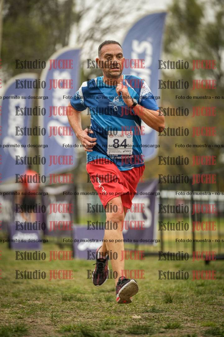 Fotos de la llegada del cross de 6000 m - running teams mujeres y varones