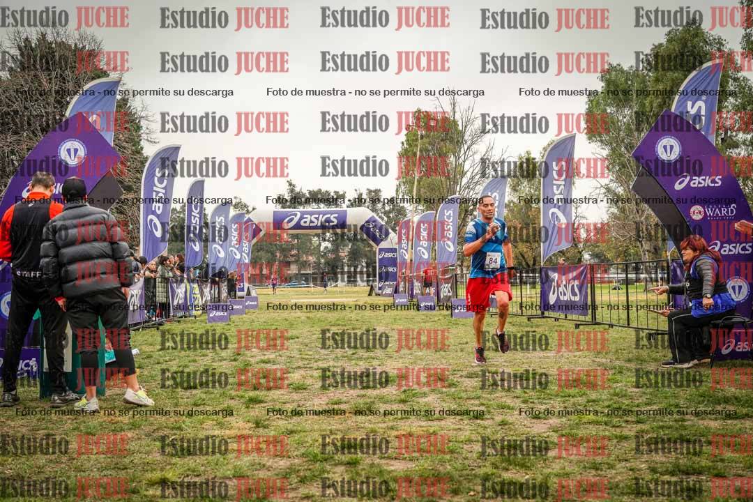 Fotos de la llegada del cross de 6000 m - running teams mujeres y varones