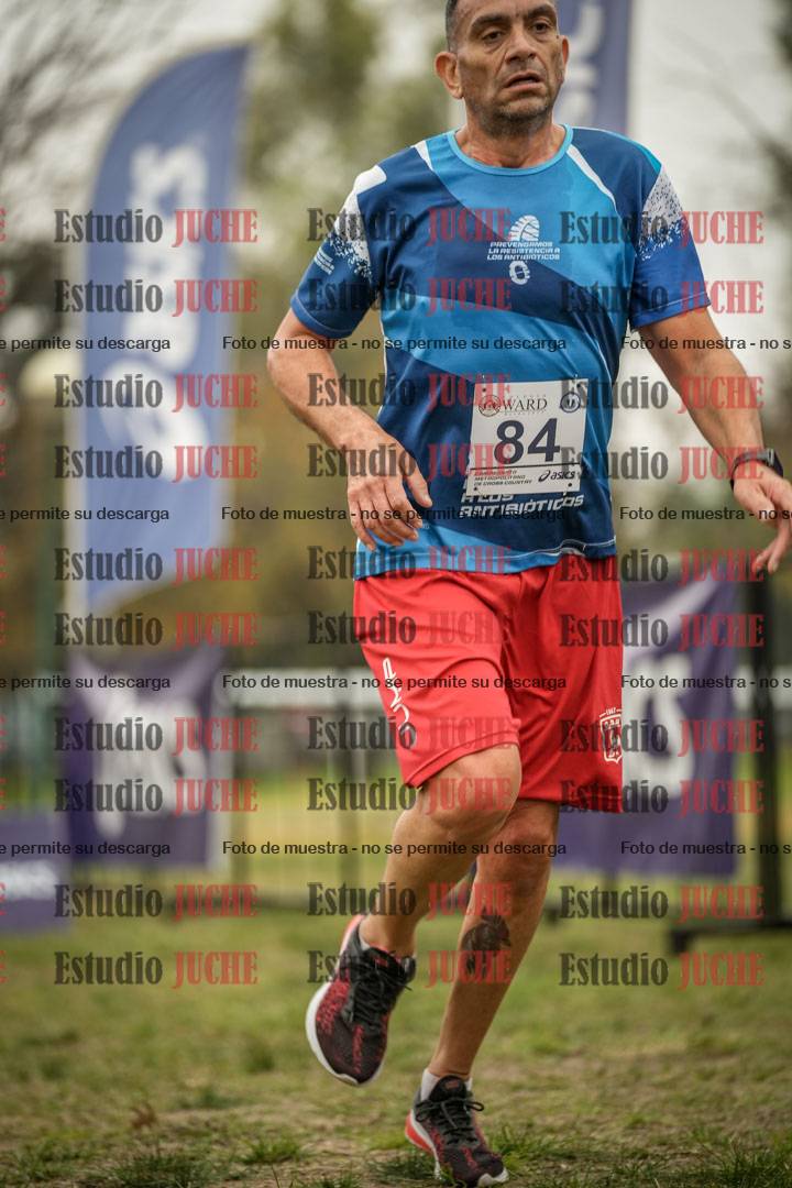 Fotos de la llegada del cross de 6000 m - running teams mujeres y varones