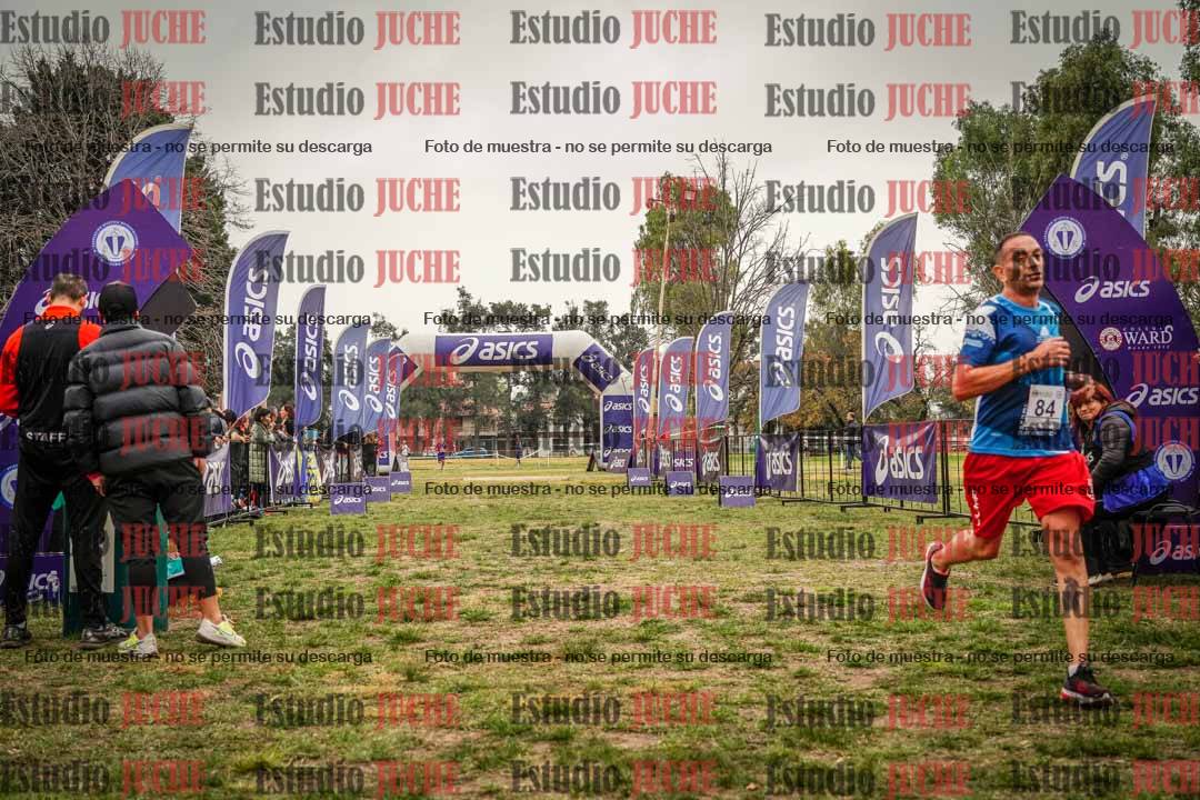Fotos de la llegada del cross de 6000 m - running teams mujeres y varones