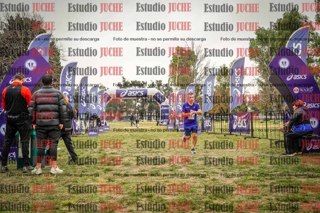 Fotos de la llegada del cross de 6000 m - running teams mujeres y varones