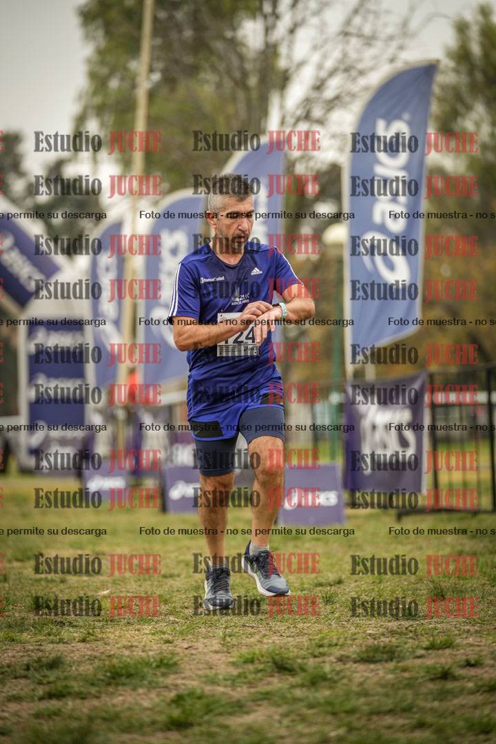 Fotos de la llegada del cross de 6000 m - running teams mujeres y varones