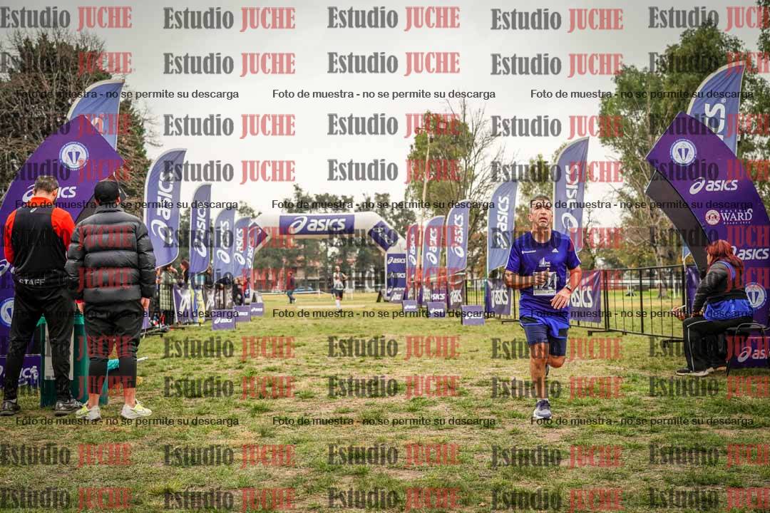 Fotos de la llegada del cross de 6000 m - running teams mujeres y varones