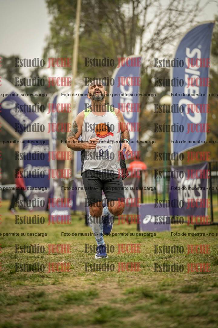 Fotos de la llegada del cross de 6000 m - running teams mujeres y varones