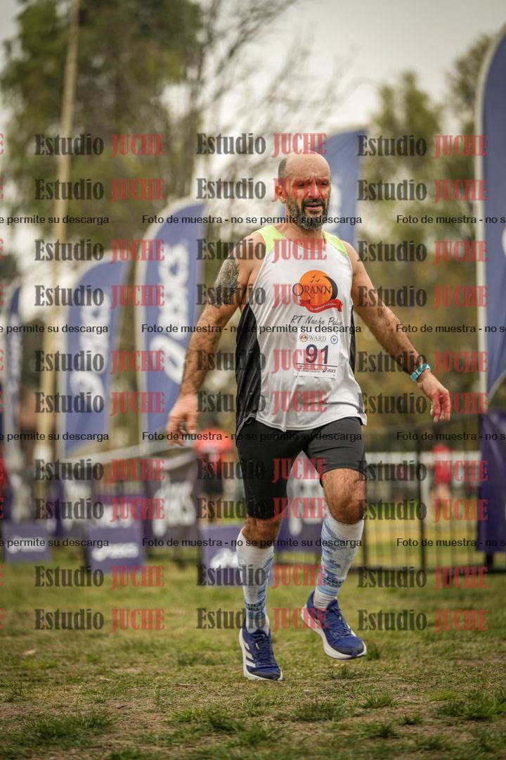 Fotos de la llegada del cross de 6000 m - running teams mujeres y varones