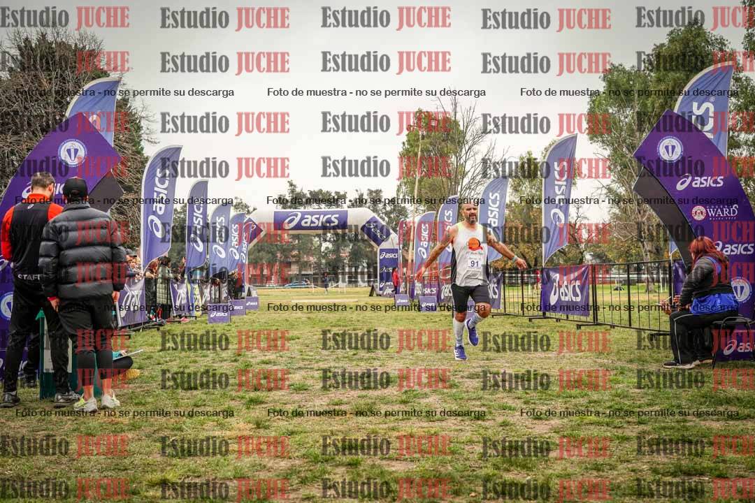 Fotos de la llegada del cross de 6000 m - running teams mujeres y varones