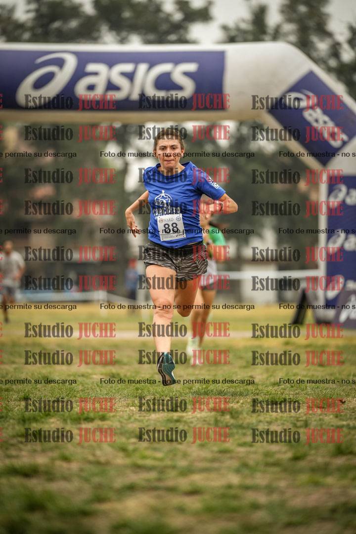 Fotos de la llegada del cross de 6000 m - running teams mujeres y varones