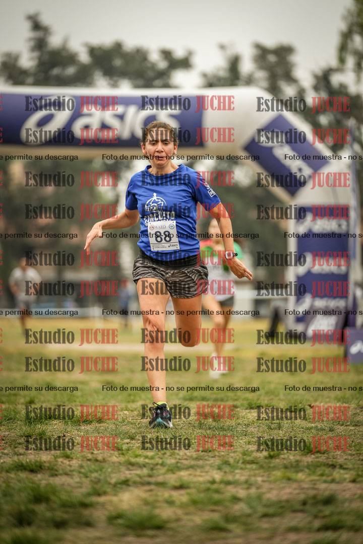 Fotos de la llegada del cross de 6000 m - running teams mujeres y varones