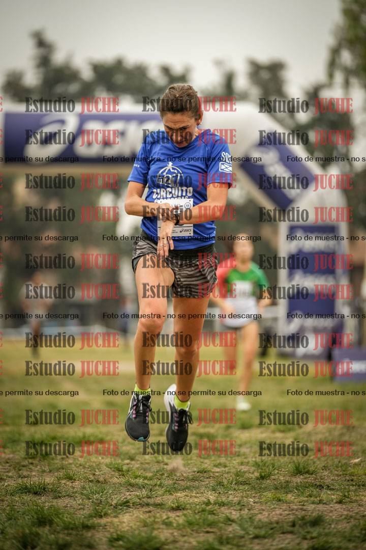 Fotos de la llegada del cross de 6000 m - running teams mujeres y varones