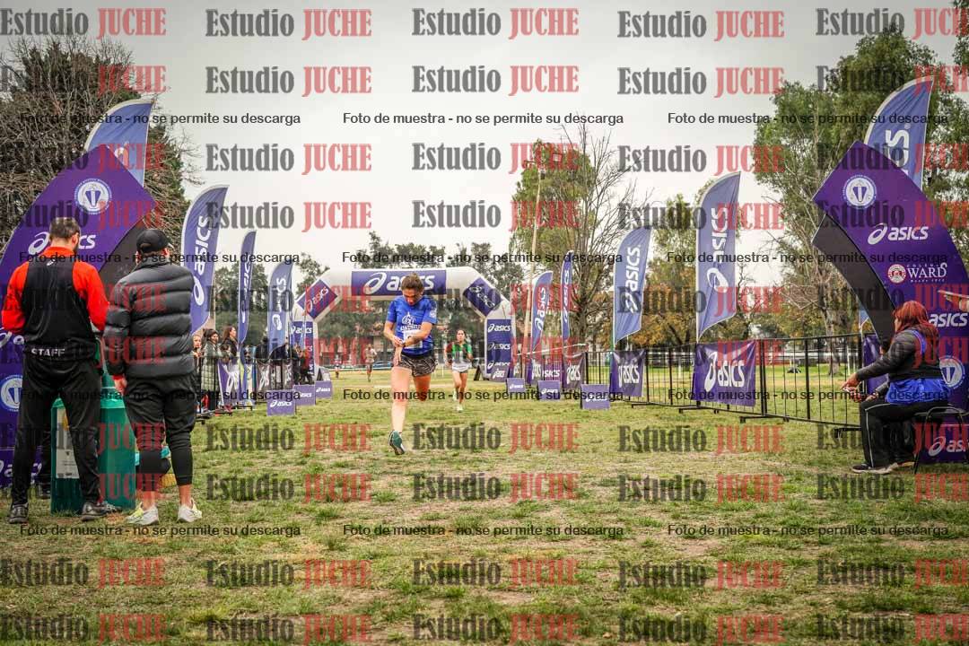 Fotos de la llegada del cross de 6000 m - running teams mujeres y varones