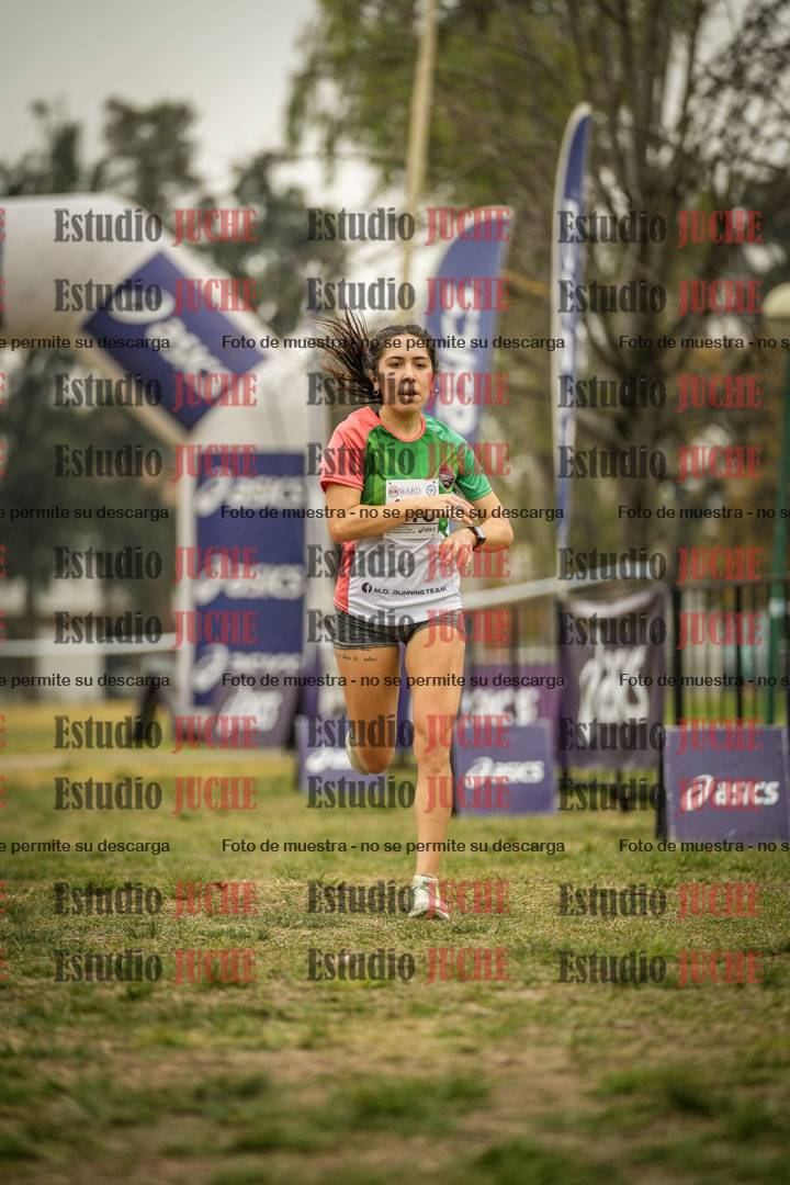 Fotos de la llegada del cross de 6000 m - running teams mujeres y varones
