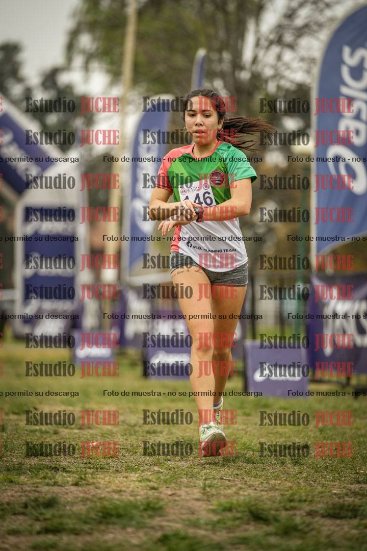 Fotos de la llegada del cross de 6000 m - running teams mujeres y varones