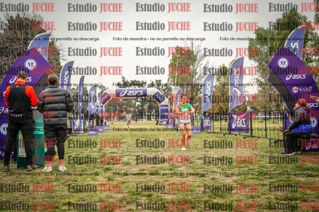 Fotos de la llegada del cross de 6000 m - running teams mujeres y varones