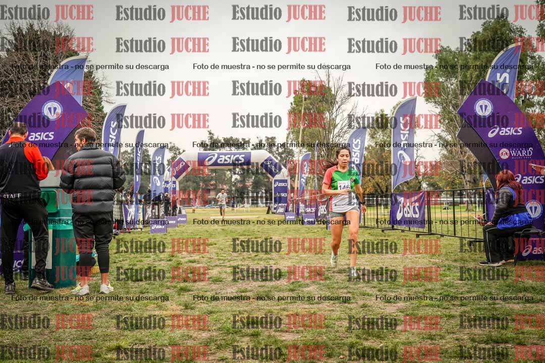 Fotos de la llegada del cross de 6000 m - running teams mujeres y varones