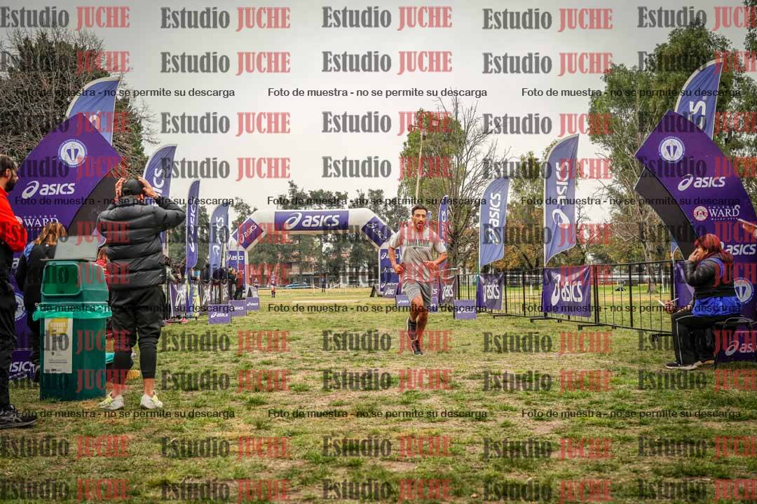 Fotos de la llegada del cross de 6000 m - running teams mujeres y varones