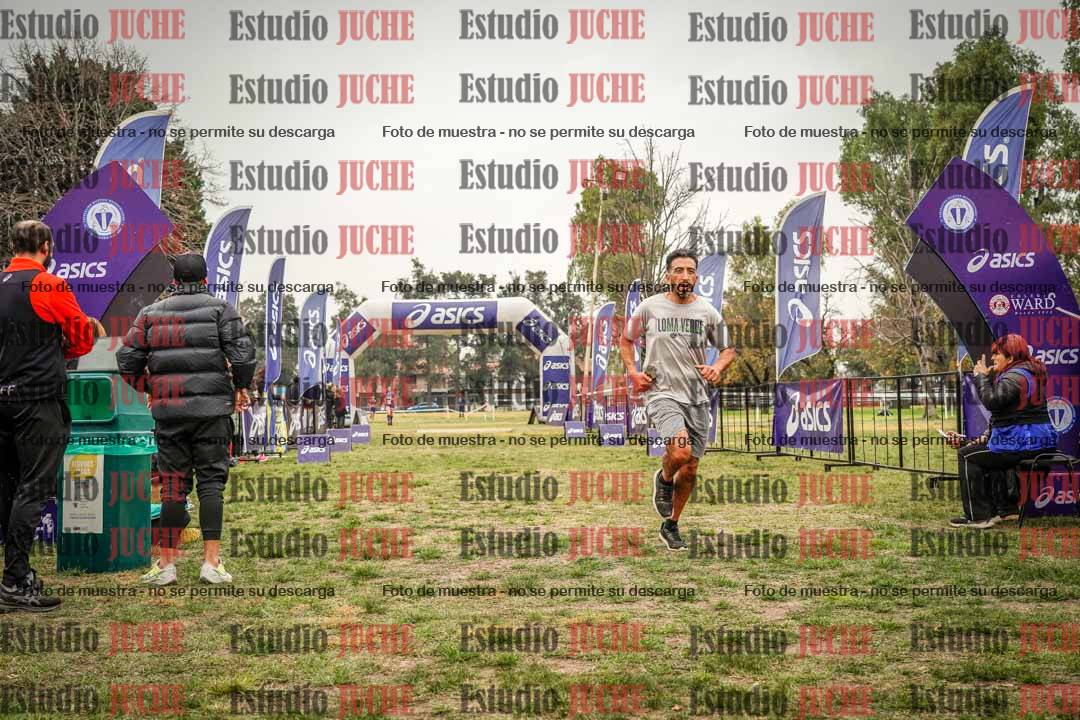 Fotos de la llegada del cross de 6000 m - running teams mujeres y varones