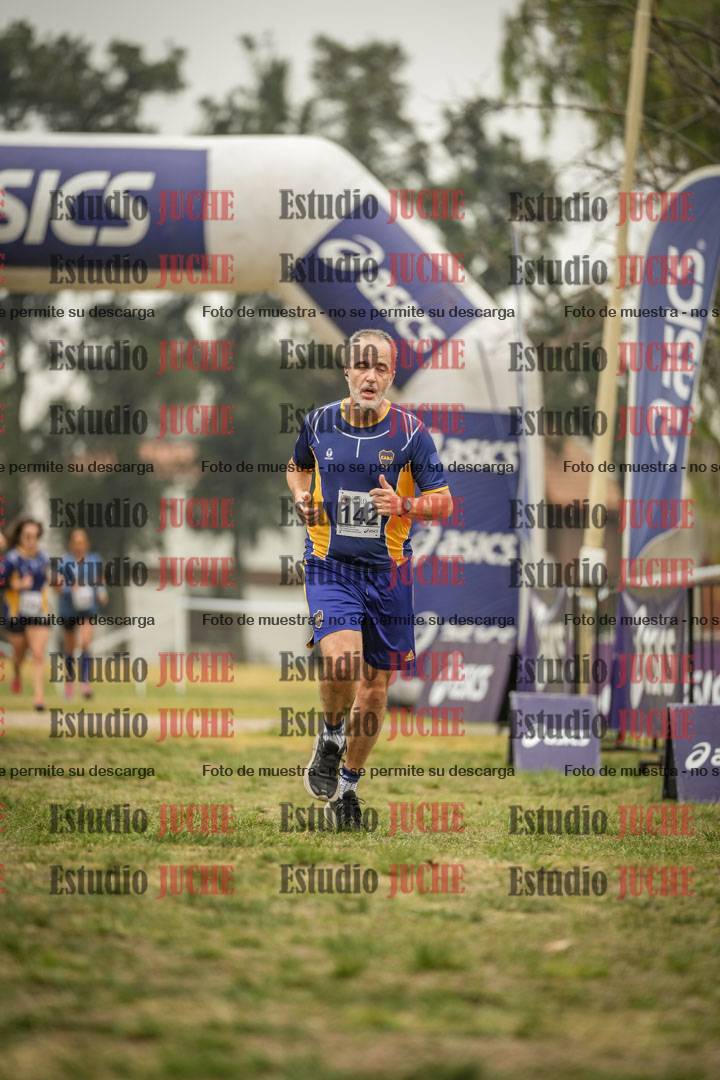Fotos de la llegada del cross de 6000 m - running teams mujeres y varones