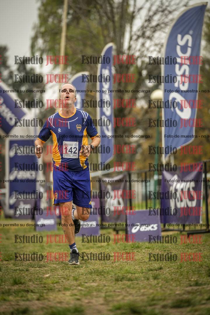 Fotos de la llegada del cross de 6000 m - running teams mujeres y varones