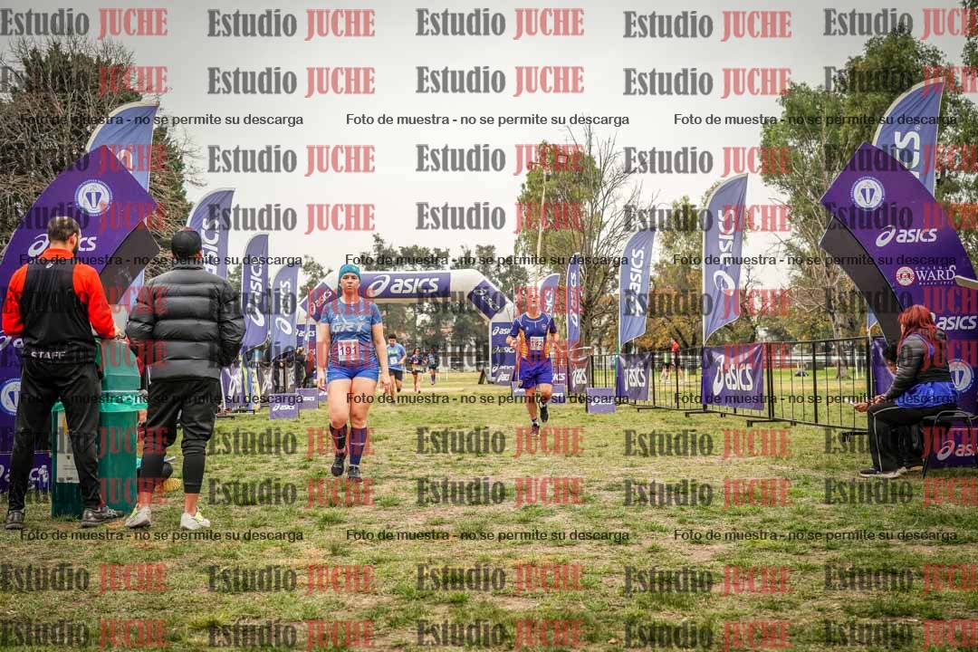Fotos de la llegada del cross de 6000 m - running teams mujeres y varones