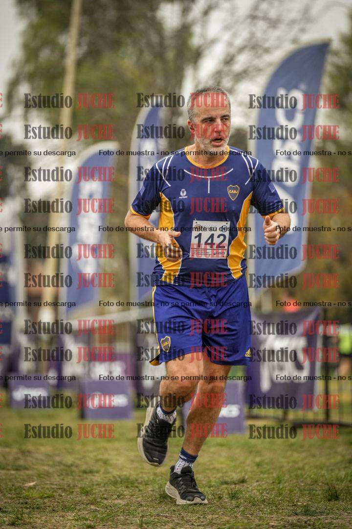 Fotos de la llegada del cross de 6000 m - running teams mujeres y varones