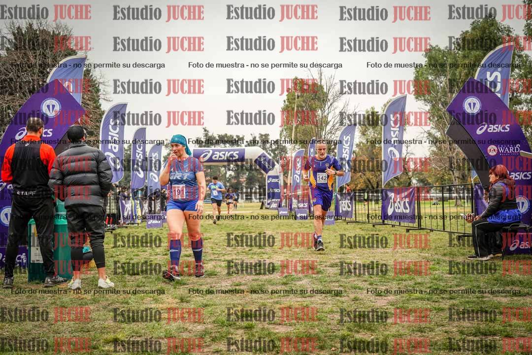 Fotos de la llegada del cross de 6000 m - running teams mujeres y varones