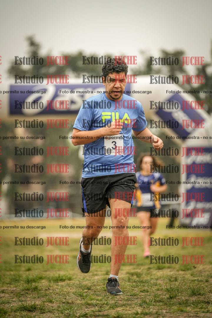 Fotos de la llegada del cross de 6000 m - running teams mujeres y varones