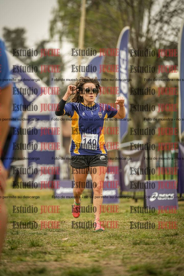 Fotos de la llegada del cross de 6000 m - running teams mujeres y varones