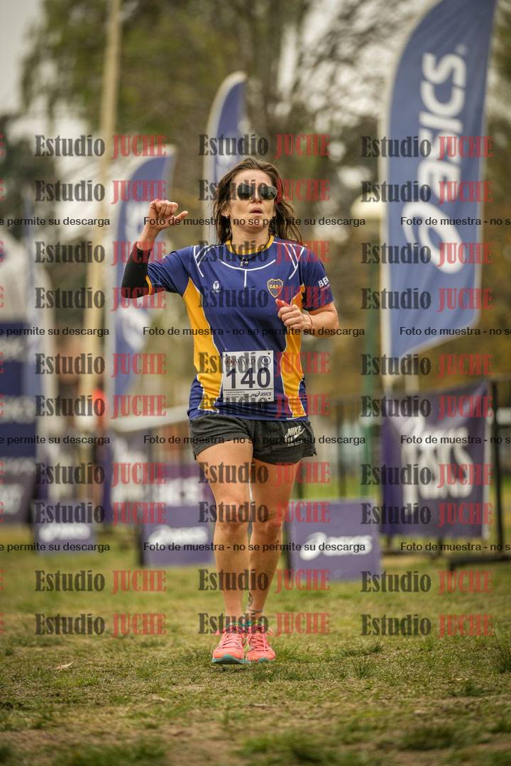 Fotos de la llegada del cross de 6000 m - running teams mujeres y varones