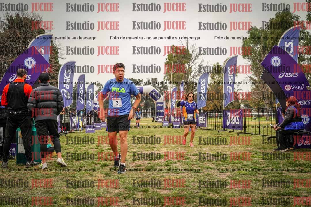 Fotos de la llegada del cross de 6000 m - running teams mujeres y varones