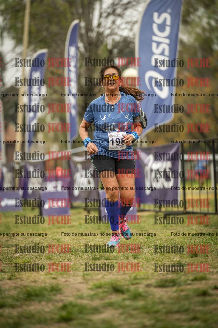 Fotos de la llegada del cross de 6000 m - running teams mujeres y varones