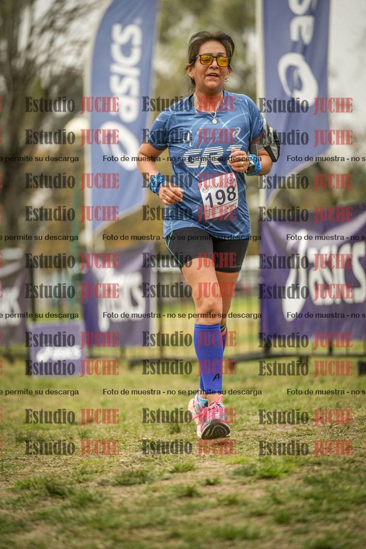Fotos de la llegada del cross de 6000 m - running teams mujeres y varones