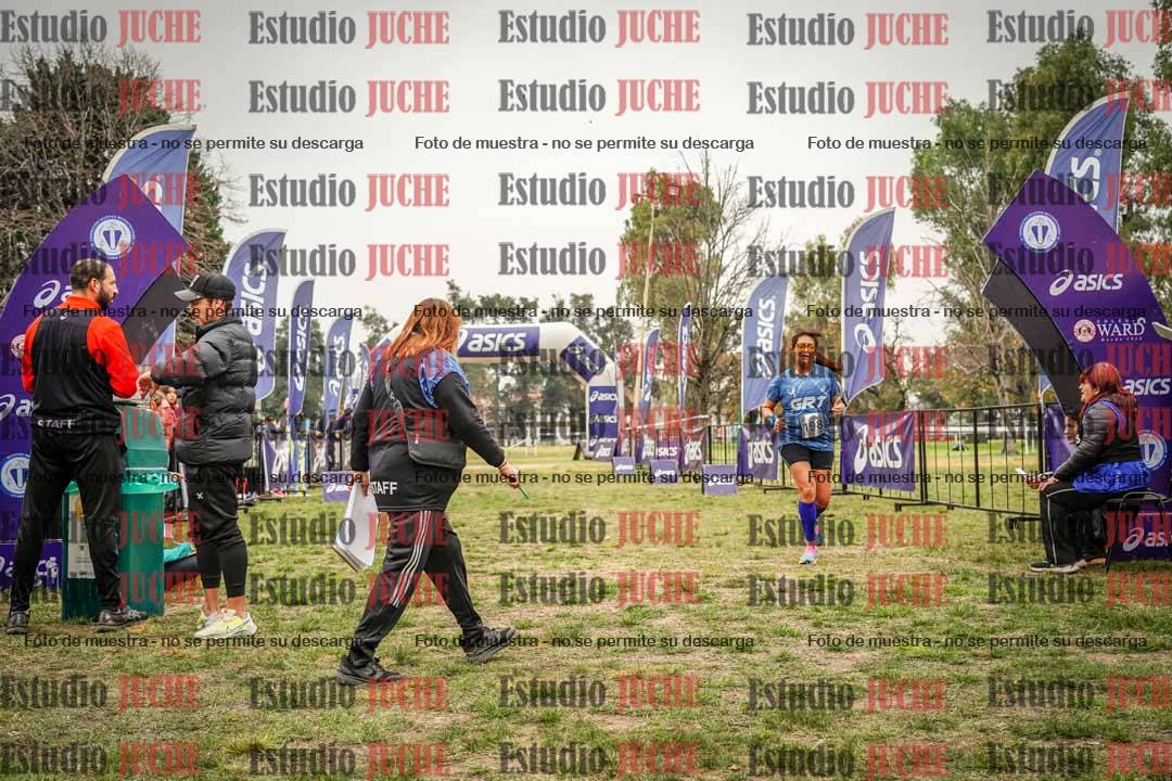Fotos de la llegada del cross de 6000 m - running teams mujeres y varones